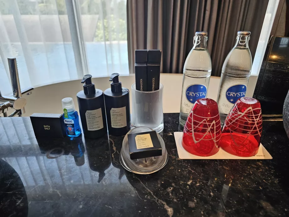 Banyoda su ve banyo malzemeleri