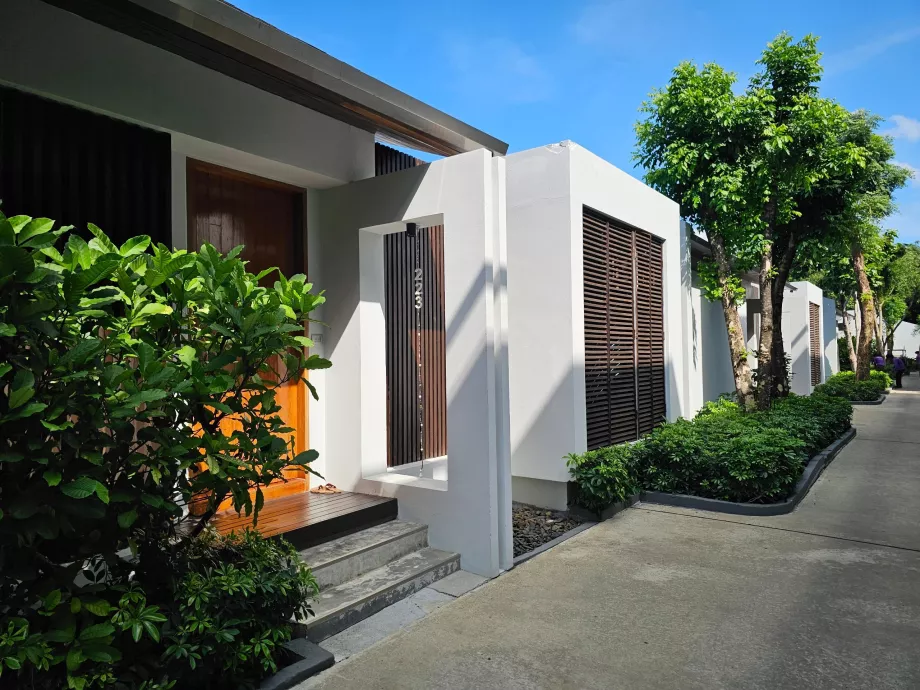 Yüzme havuzlu özel villalara girişler