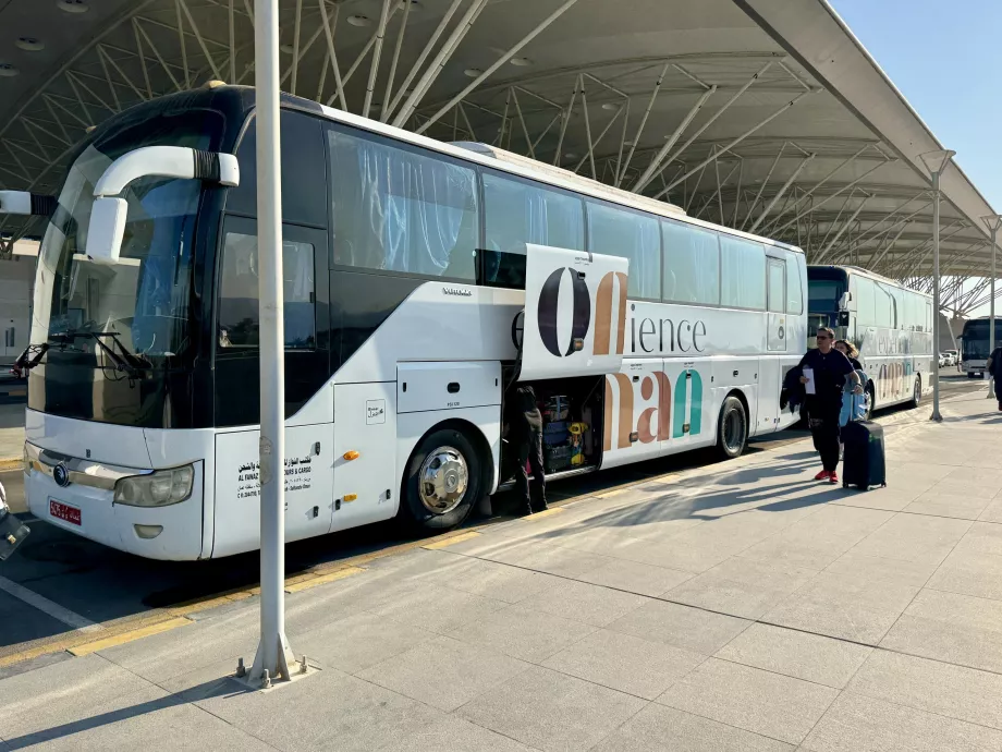 Seyahat acentesi müşterileri için servis otobüsleri