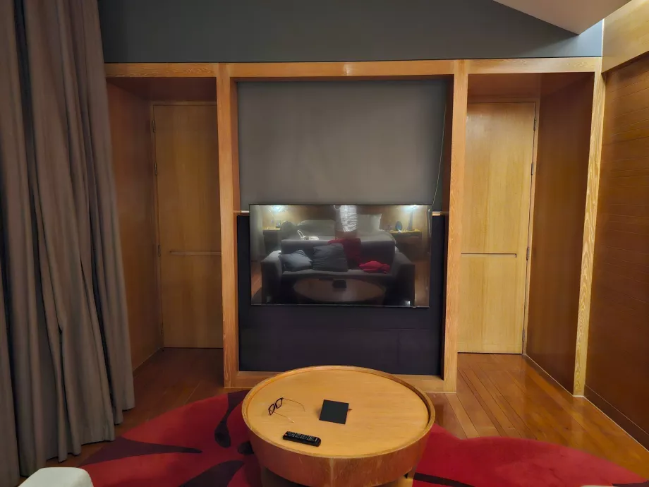 Koridor ve banyoyu ayıran kapalı bir kapısı olan oda