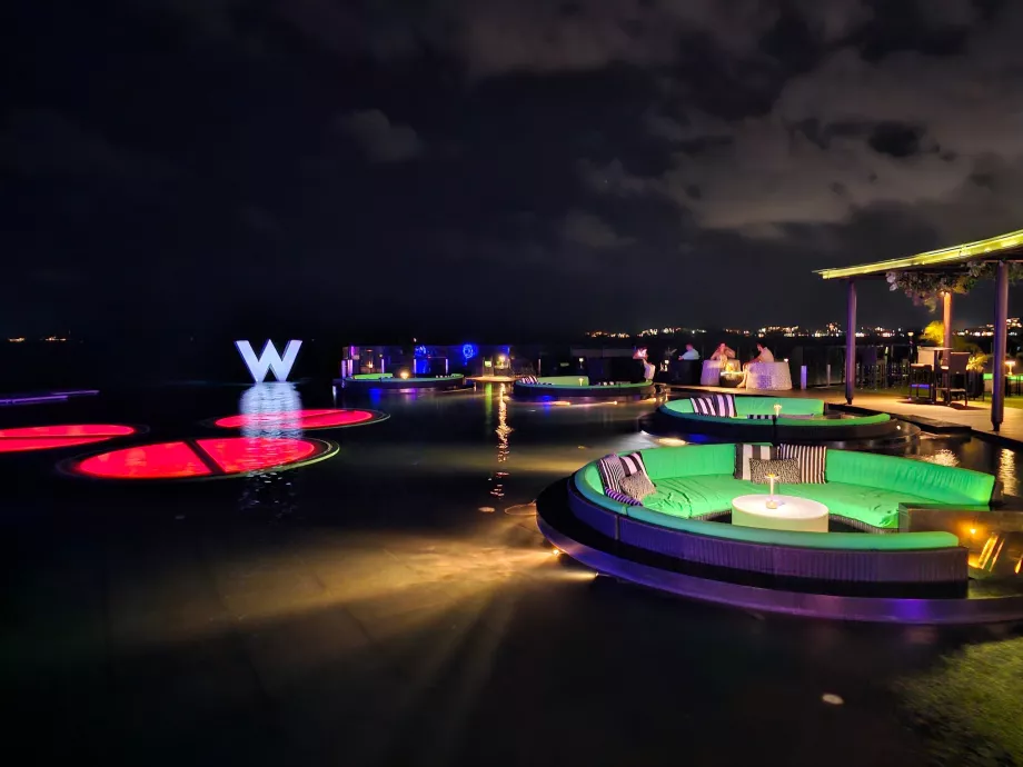 Hava karardıktan sonra WooBar