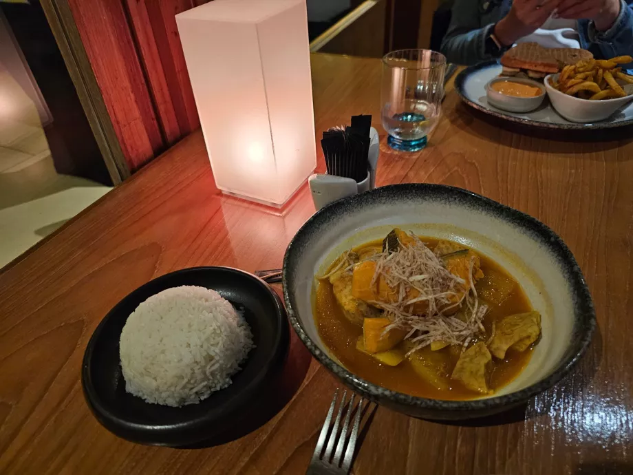 Otel restoranında akşam yemeği