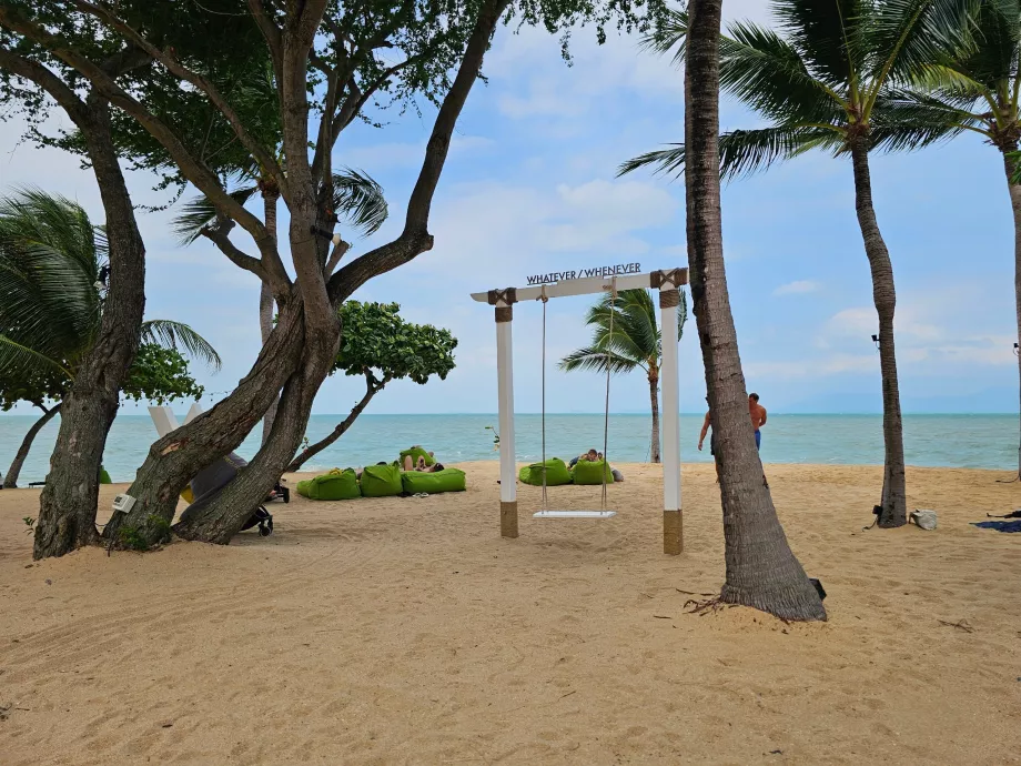 Otel plajında salıncak