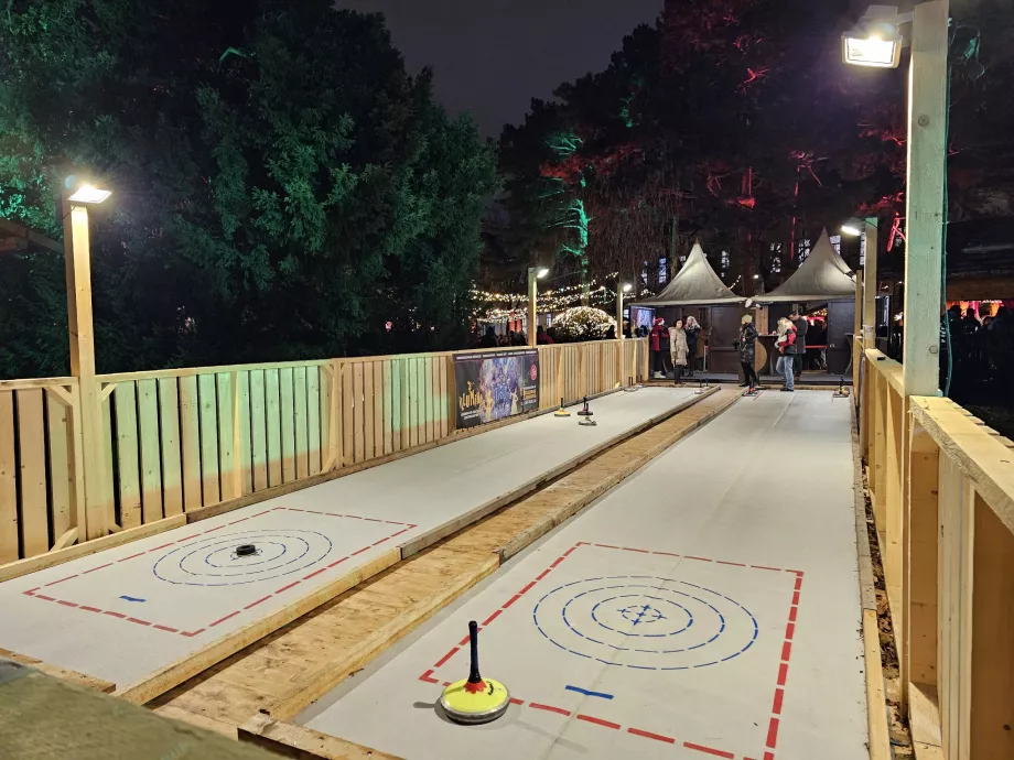 Üniversite kampüsünde Noel pazarı