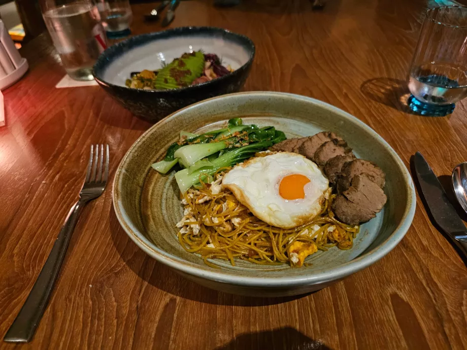 Otel restoranında akşam yemeği