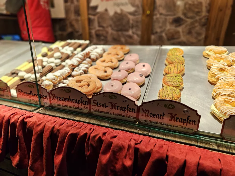 Üniversite kampüsünde Noel pazarı