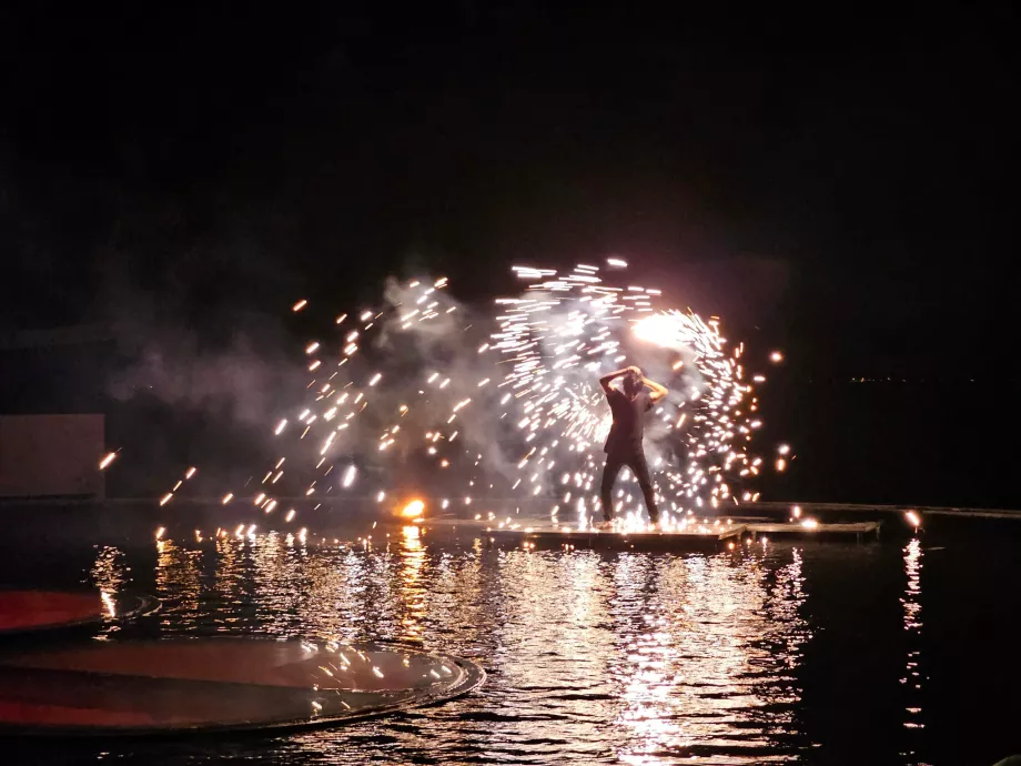 WooBar'da ateş gösterisi