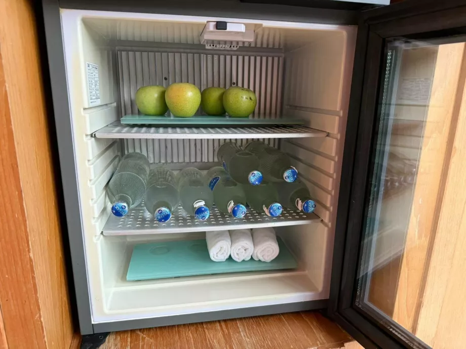 Spor salonunda ücretsiz su, havlu ve elma