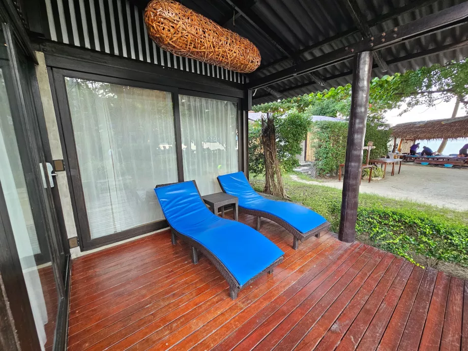 Tek Yatak Odalı Süitimizin önündeki şezlonglar