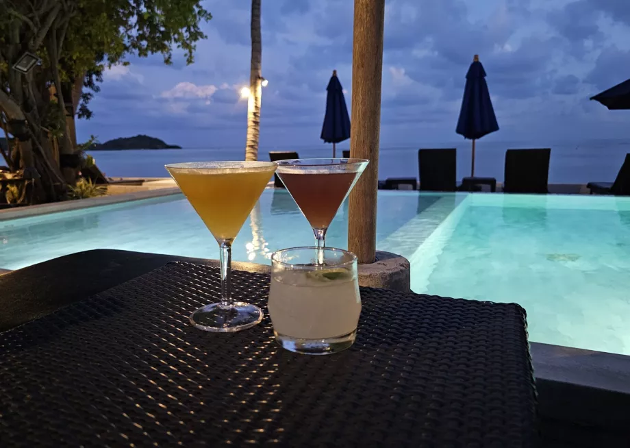 Havuz kenarında içkiler