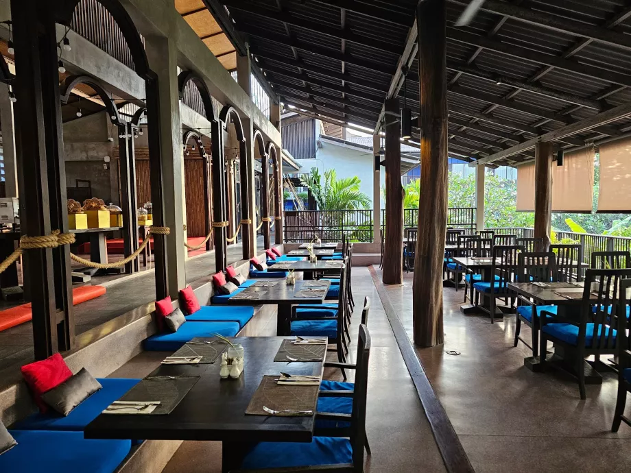 Otel restoranında kahvaltı servisi