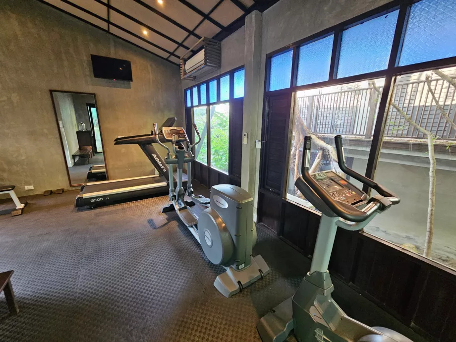 Eski ekipmanlı spor salonu