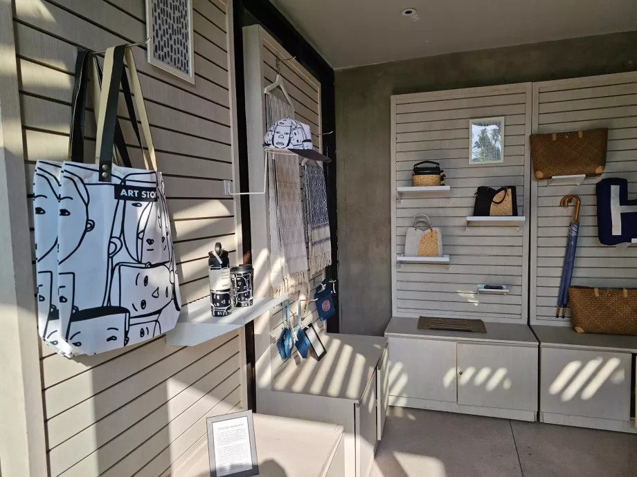 Resepsiyonda küçük hediyelik eşya dükkanı