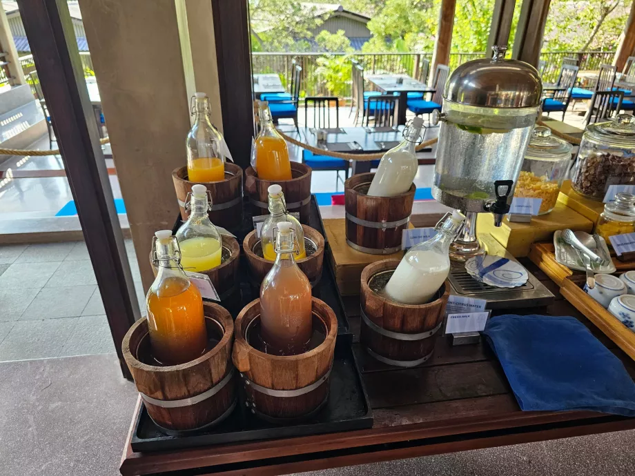 Kahvaltı - meyve suları, su ve süt