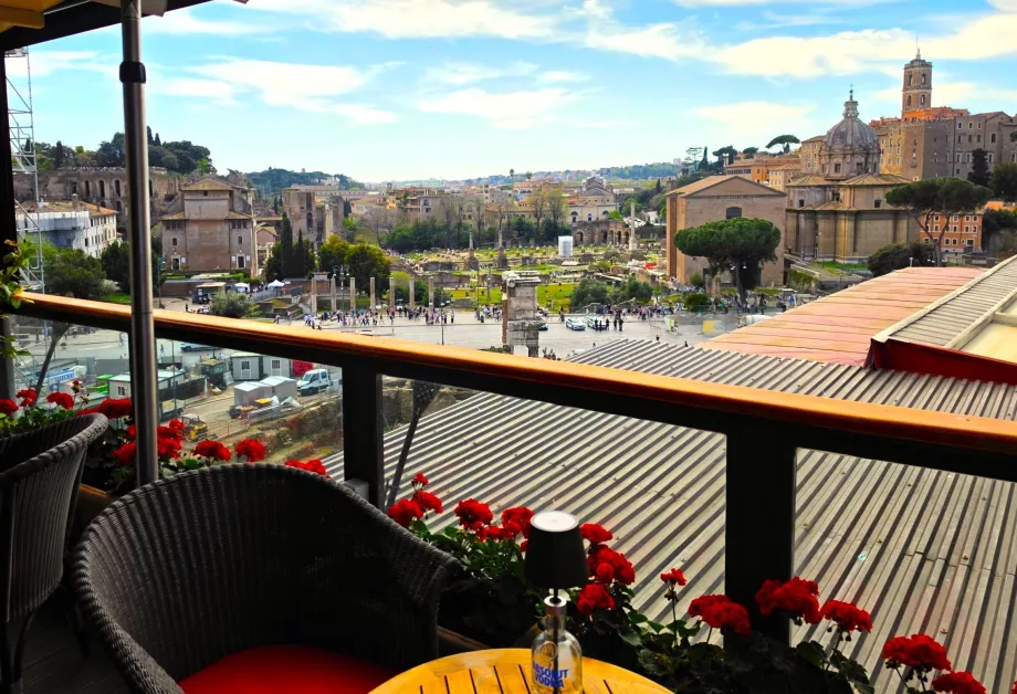 Otel restoranından Forum Romanum manzarası