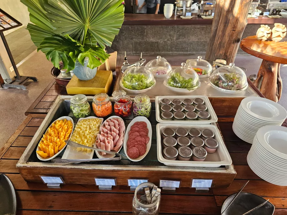 Kahvaltı - jambon, peynir ve sebze