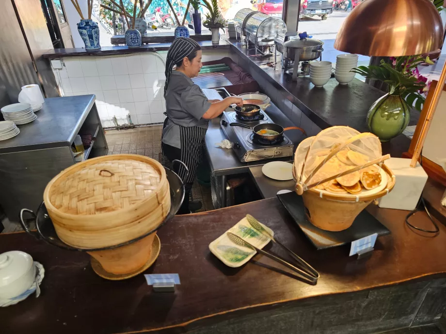 Kahvaltı - krep ve yumurta hazırlama