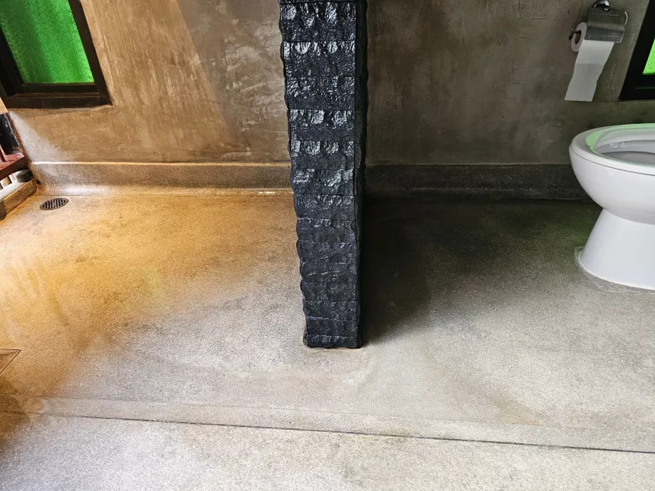 Duştan gelen su tuvalete akıyor