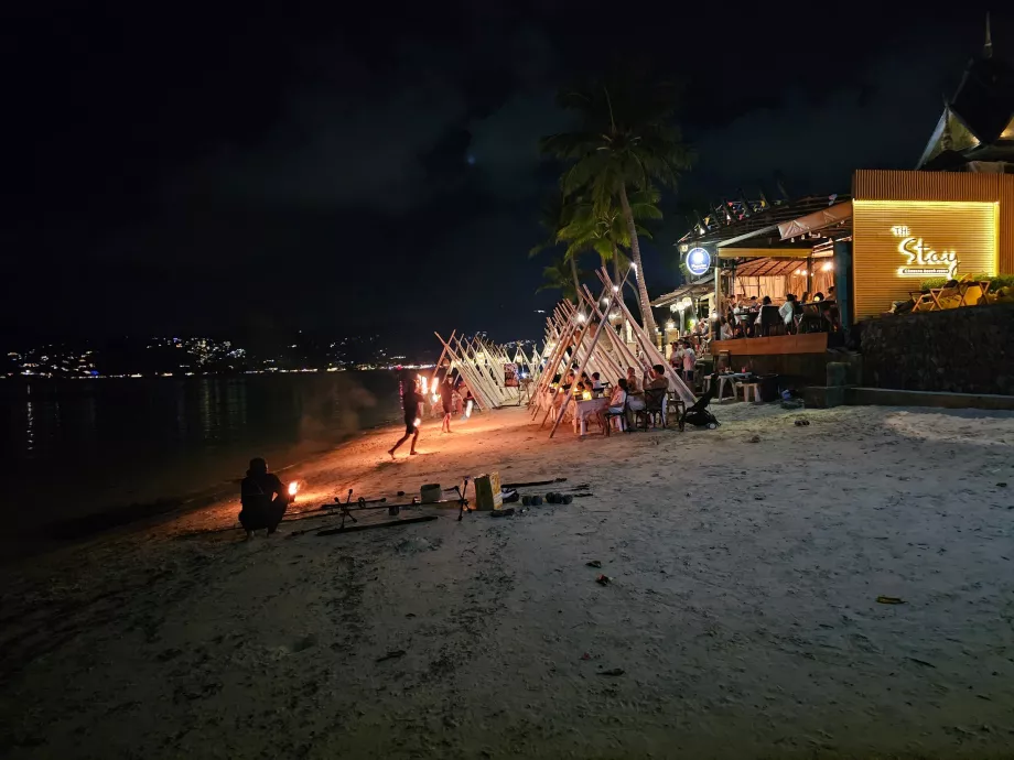 Chaweng plajında ateş gösterisi