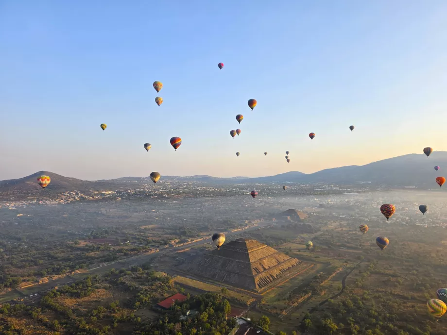 Teotihuacán piramitleri üzerinde balon uçuşu