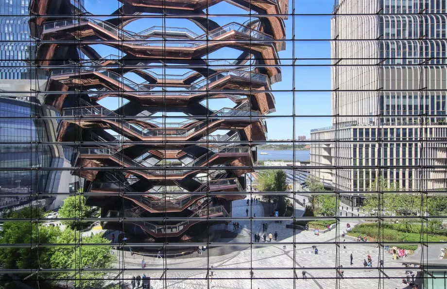 The Edge gökdeleninden görülen gemi