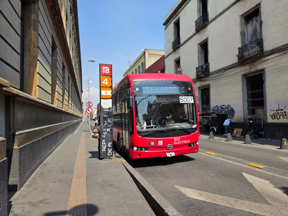 Tarihi merkezdeki metrobüs durağı