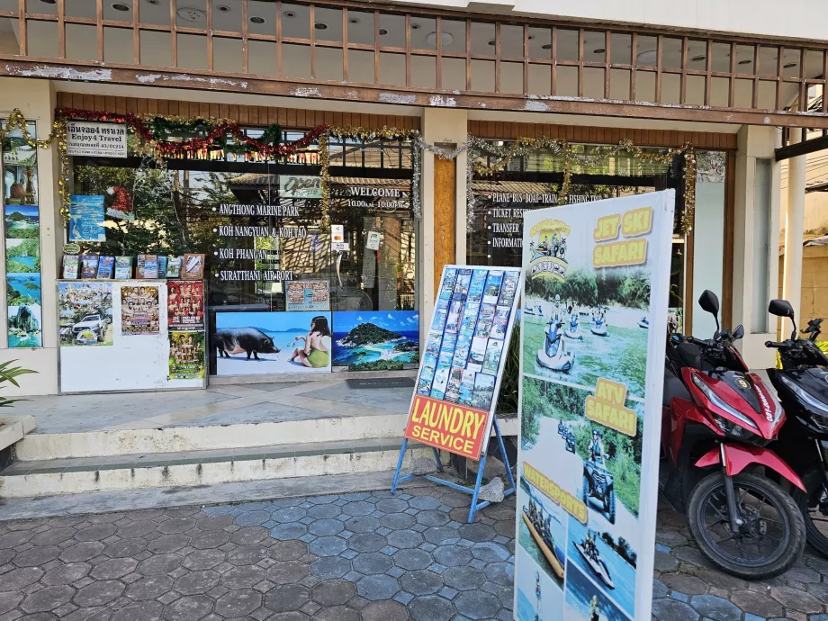 Chaweng bölgesinde turlar sunan turizm acentesi