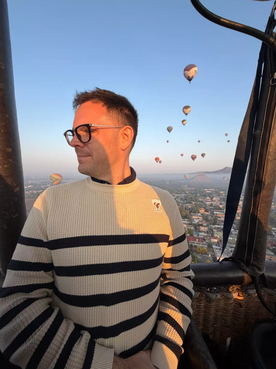 Piramitlerin üzerinde bir balonda ben