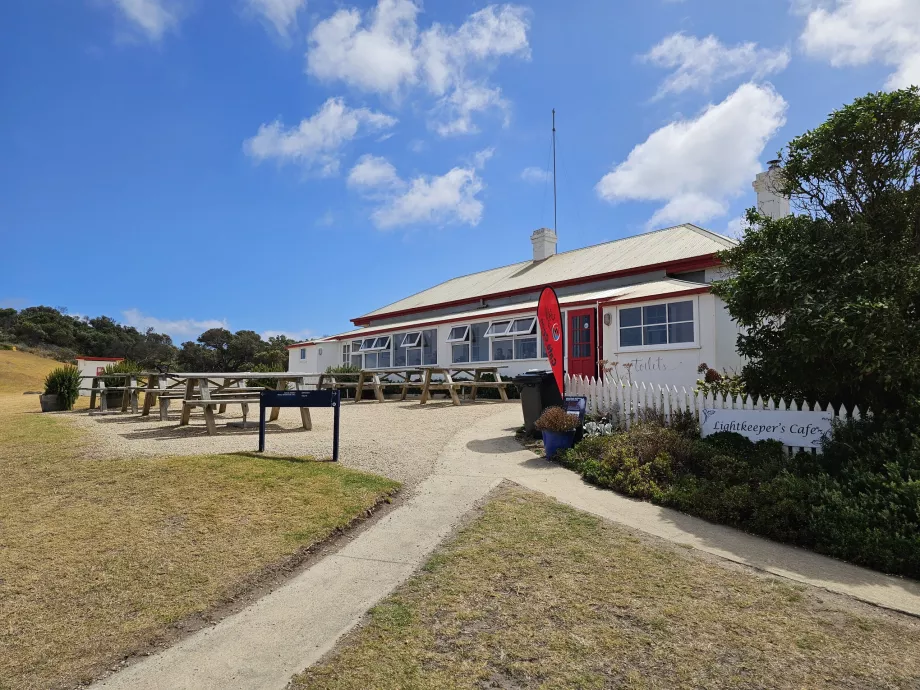 Deniz fenerindeki kafe