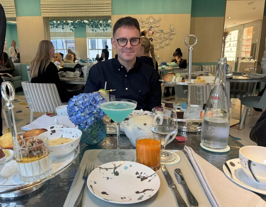 Tiffany'nin kahvaltısında ben