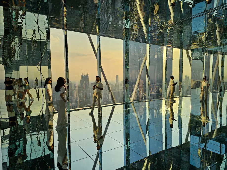 Akara Sky Hanuman - Bangkok Yansıması