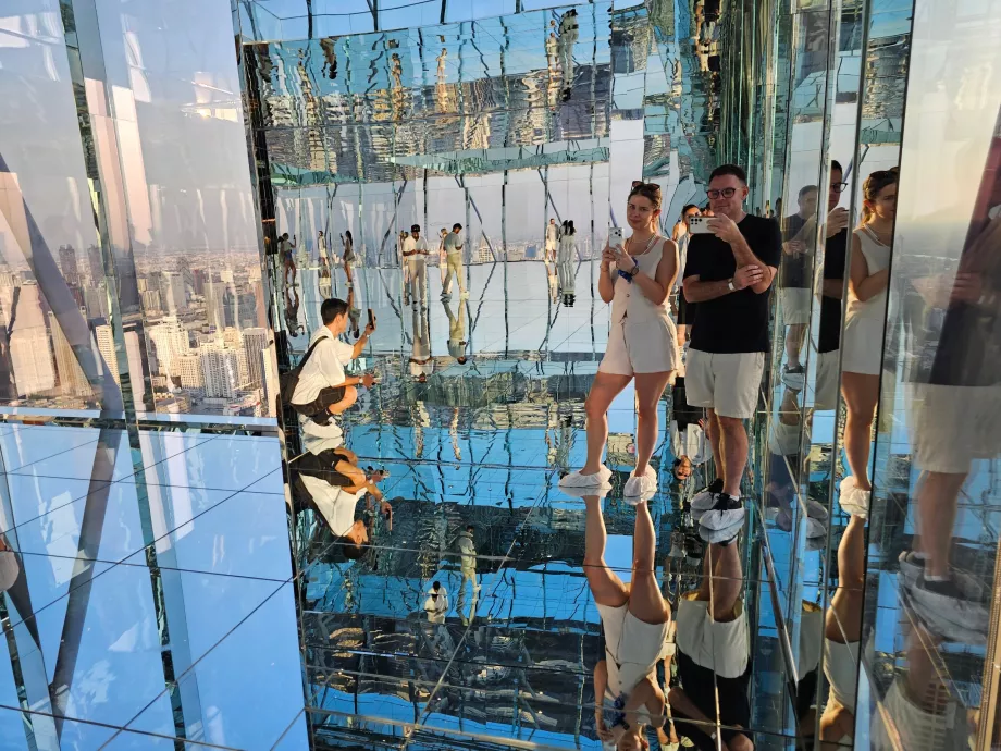 Akara Sky Hanuman - Biz Odadayız Bangkok Yansıması