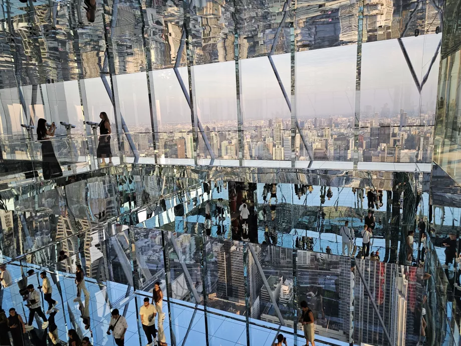 Akara Sky Hanuman - Bangkok Yansıması