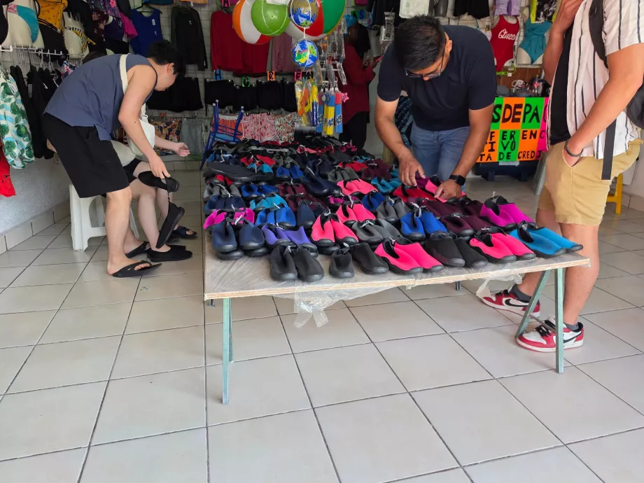 Burada su ayakkabısı satın alıyoruz