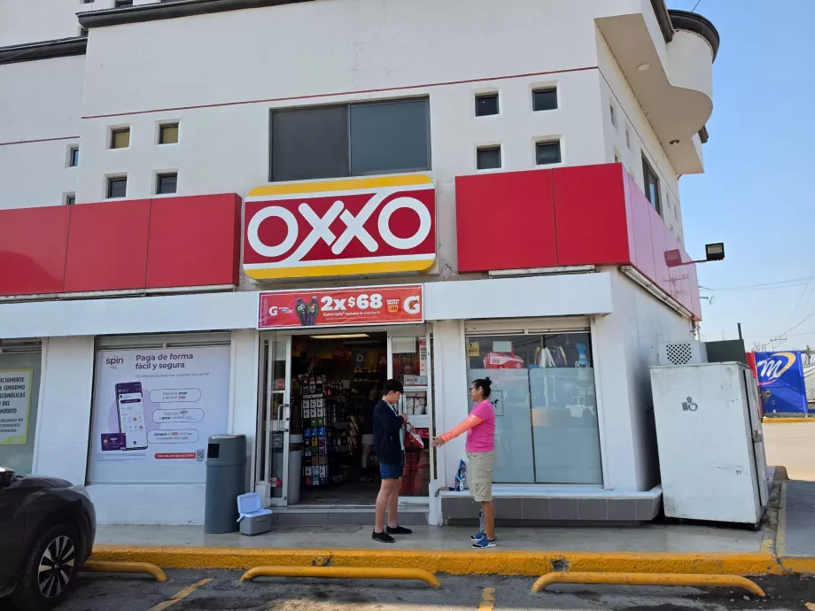 Karşısında Oxxo mini marketi var
