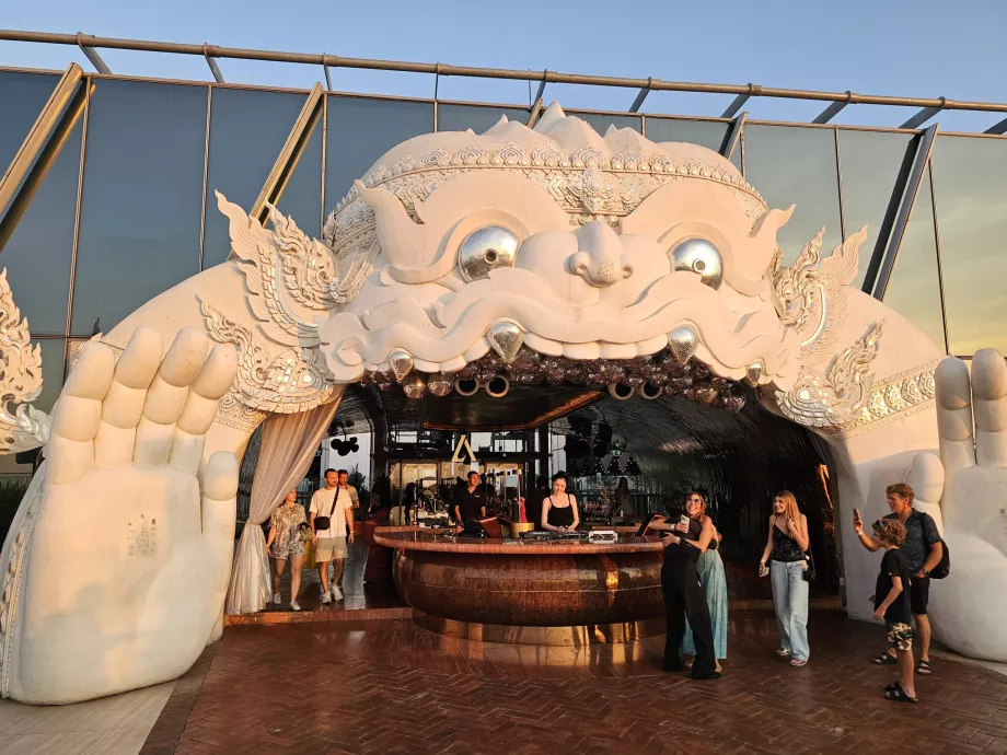 Akara Sky Hanuman - terasın ikonik girişi