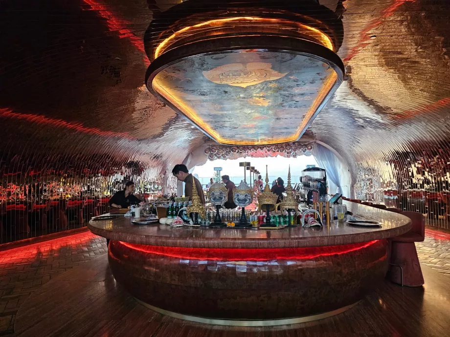 Akara Sky Hanuman'da Çatı Bar