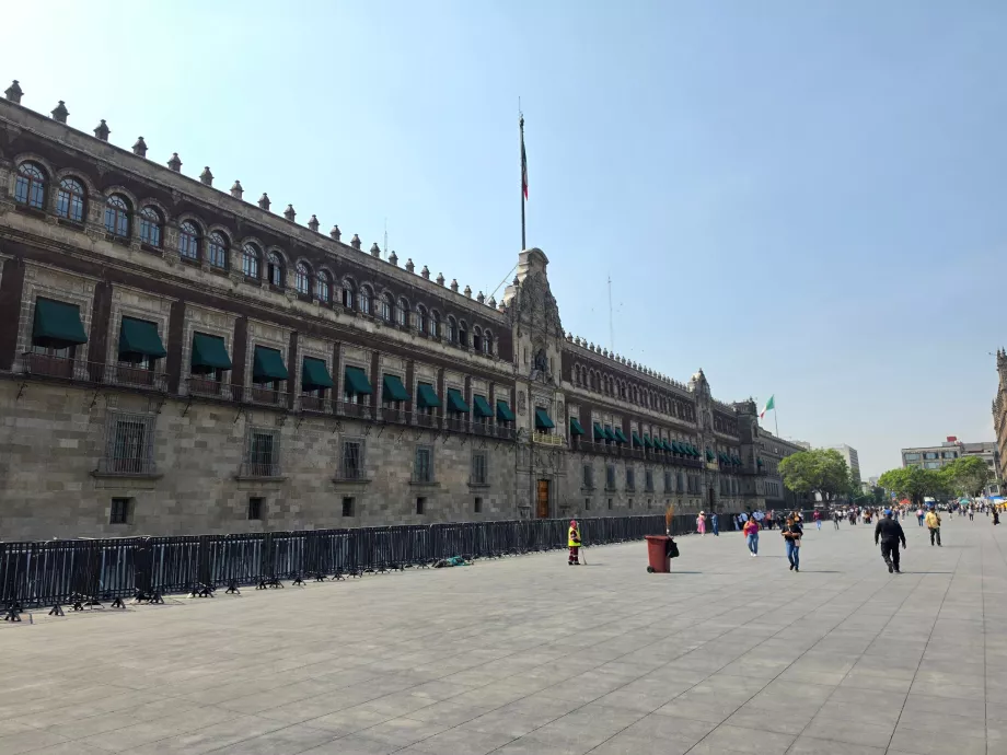 Zócalo Meydanı, Palacio Nacional