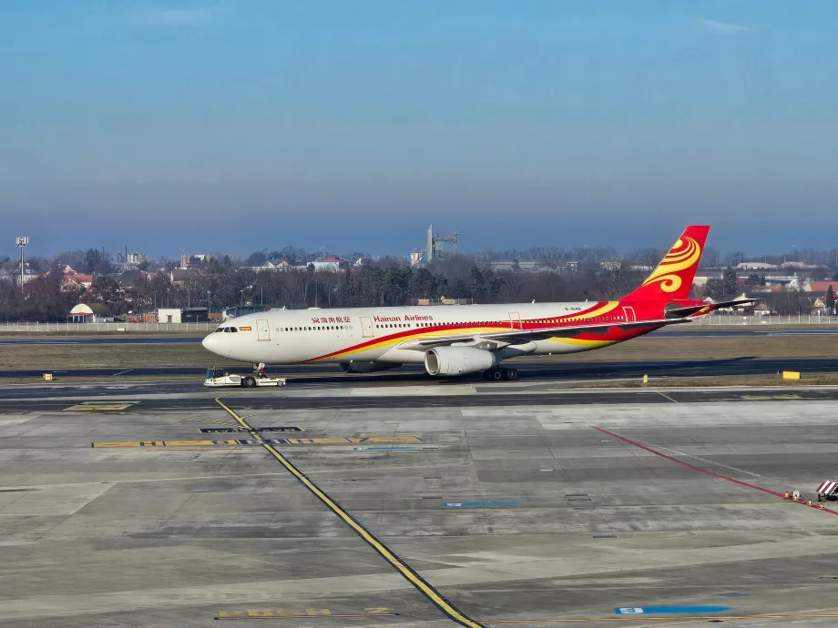 Airbus A330-300 Hainan Havayolları Prag'da