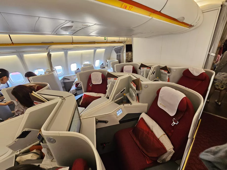 Ortada bir çift koltuk