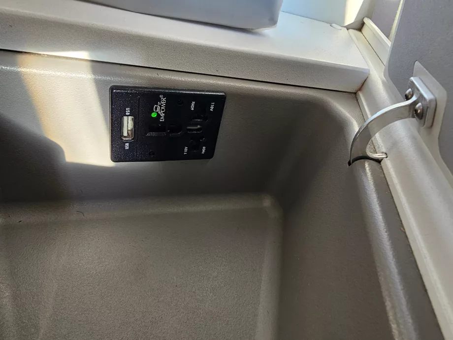 Priz ve USB konektörü