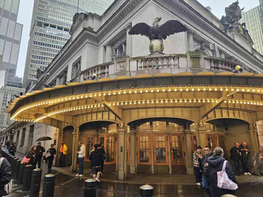 Girişin üzerindeki kartal heykeli