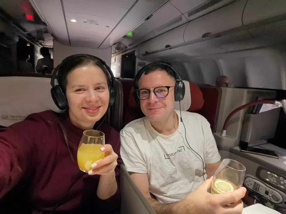 Biz orta koltuklardayız.