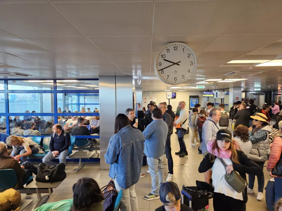 Transit bölümü, Horta Havalimanı