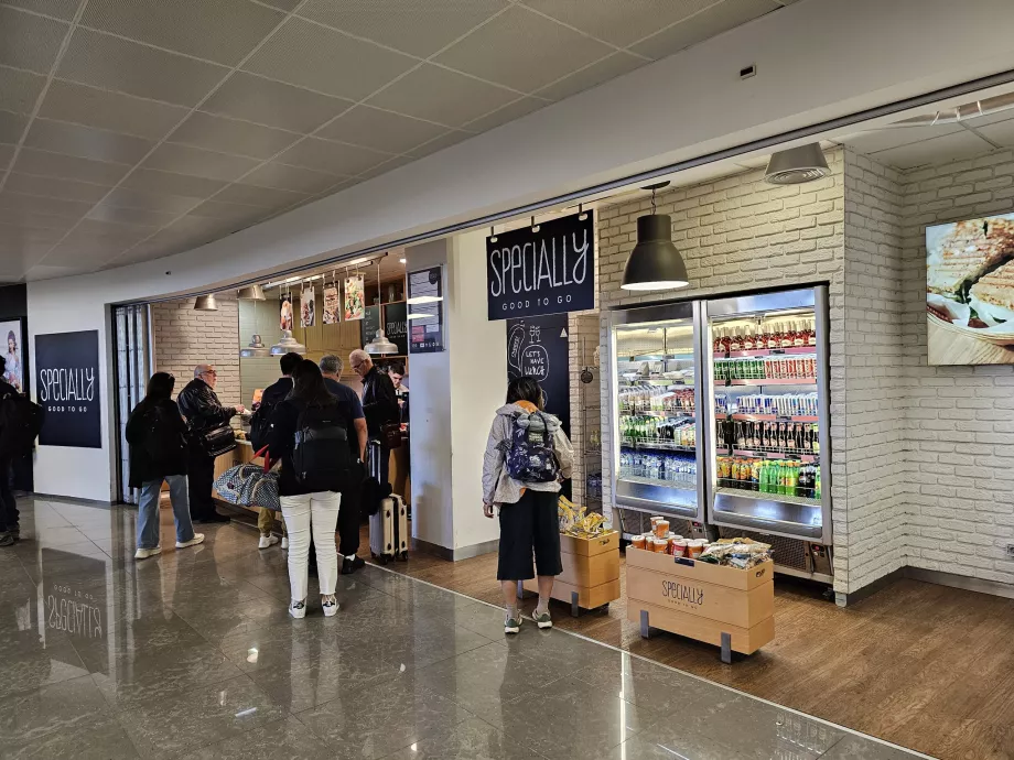 Transit alanında bulunan bistro