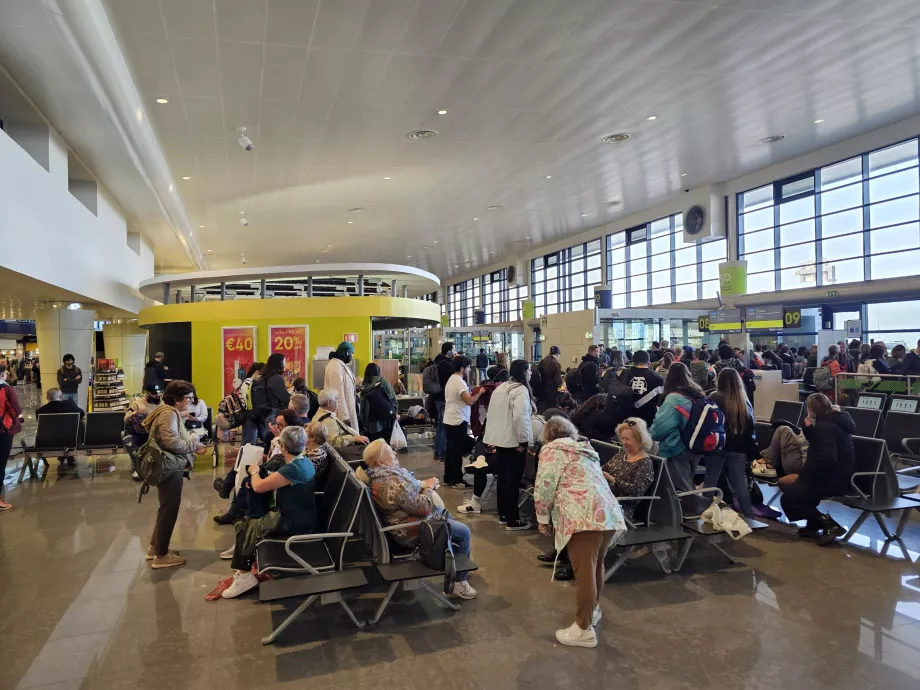 Ponta Delgada Havalimanı'ndaki transit alanı