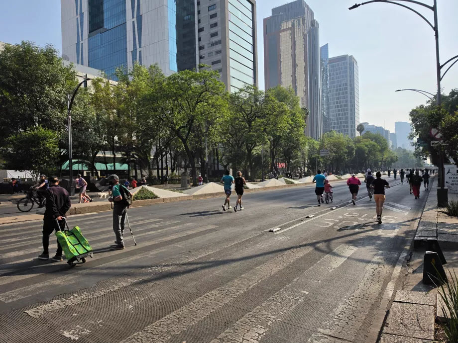 Reforma Caddesi'nde bir Pazar sabahı koşusu