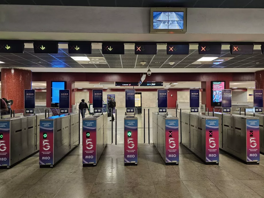 Metro istasyonuna girmek için turnikeler