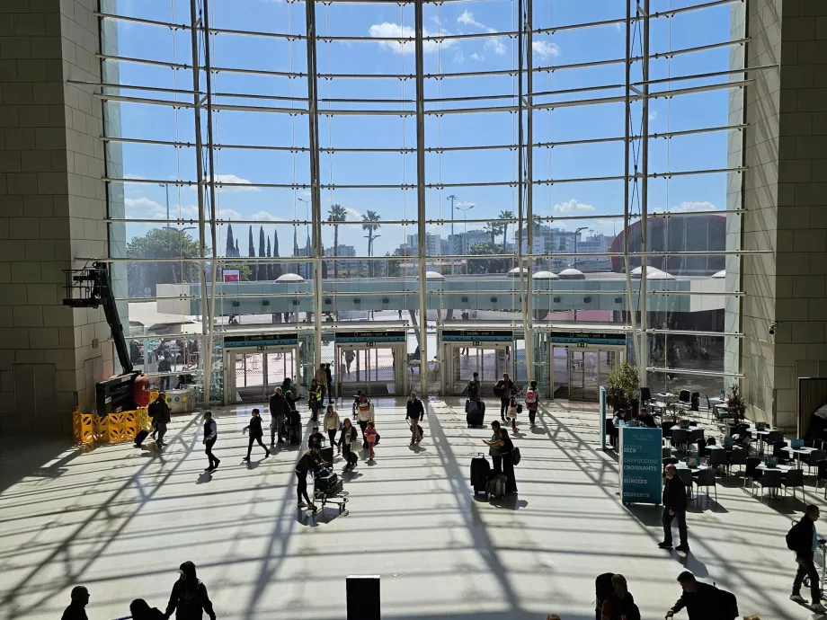 Terminal 1'den metro ve otobüslere çıkış