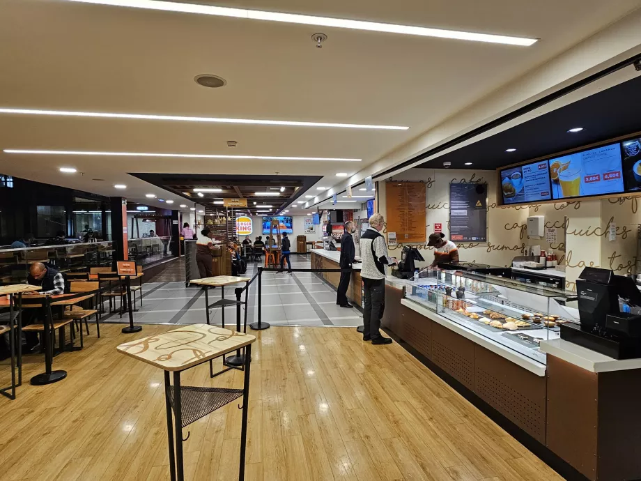 Terminal 1'in ortak alanında Burger King